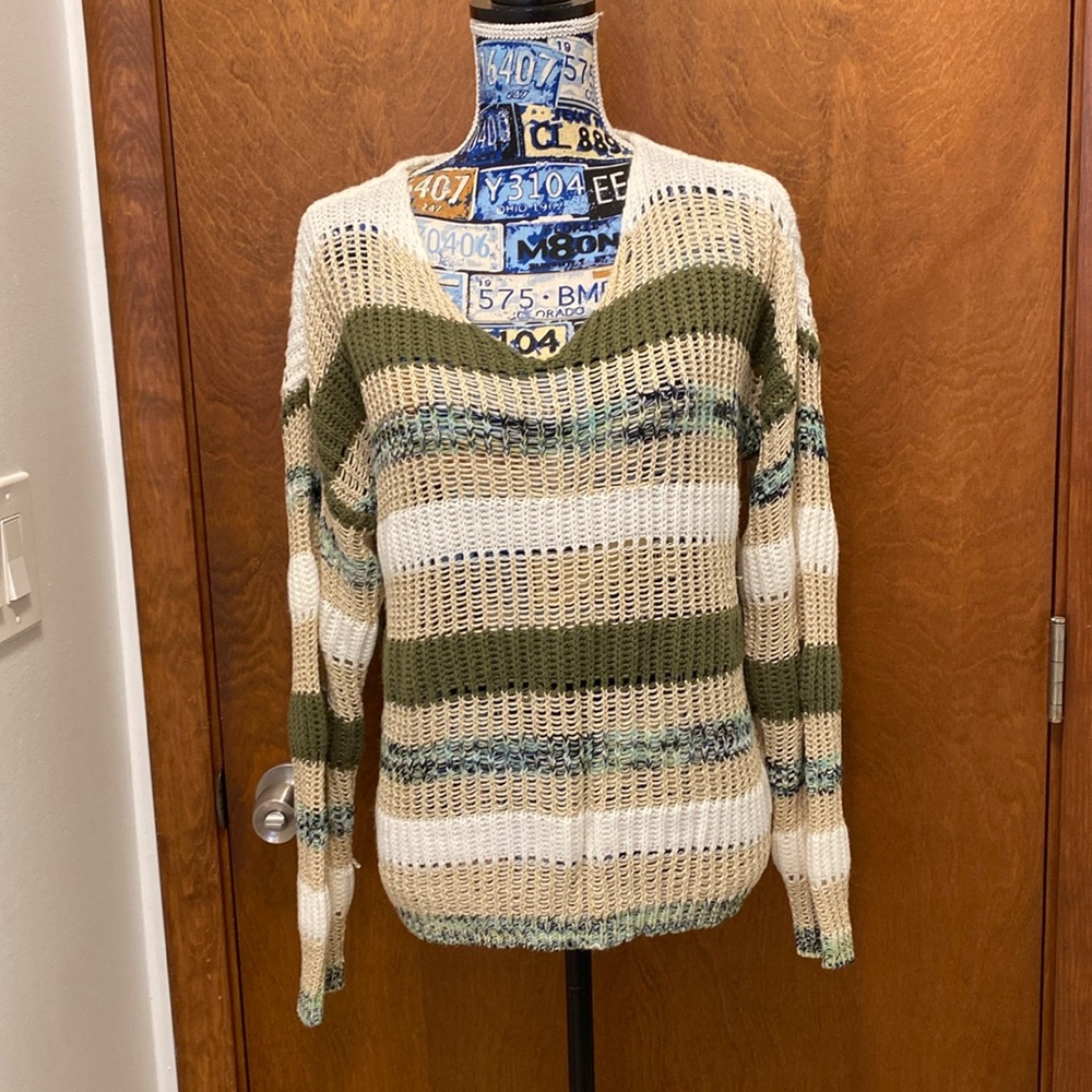 Love at first find  v neck light sweater size medium NWOT